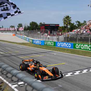 Piastri vezérletével kettős McLaren-győzelem Barcelonában